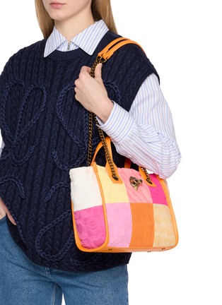 模特儿示范图 - 点击放大 - KURT GEIGER - 小号 HOXTON 拼接手提包