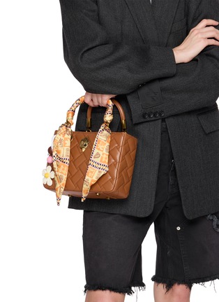 模特儿示范图 - 点击放大 - KURT GEIGER - KENSINGTON 皮革单肩包