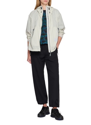 模特儿示范图 - 点击放大 - AND WANDER - Webbing Belt Contrast Stitch Cropped Pants