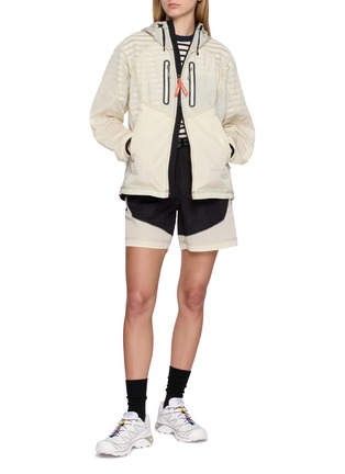 模特儿示范图 - 点击放大 - AND WANDER - X ROA Reflective Stitch Ripstop Nylon Shorts