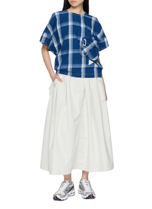 模特儿示范图 - 点击放大 - AND WANDER - Indigo Checked Pullover