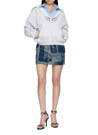 模特儿示范图 - 点击放大 - ALEXANDERWANG - Pre-Styled Slashed Neck Hoodie With Cropped Dickie Shirt