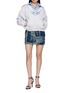 模特儿示范图 - 点击放大 - ALEXANDERWANG - Pre-Styled Slashed Neck Hoodie With Cropped Dickie Shirt