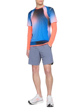 模特儿示范图 - 点击放大 - SOAR RUNNING - Long Sleeve Tech T-shirt