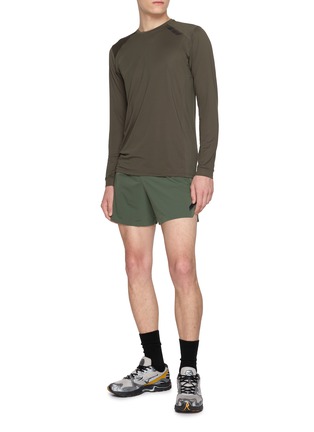 模特儿示范图 - 点击放大 - SOAR RUNNING - Long Sleeve Tech T-Shirt