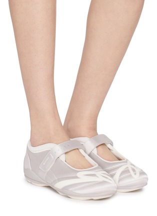 模特儿示范图 - 点击放大 - GOODBAI - X Lane Crawford Satin Mary Jane Shoes