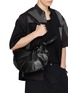 模特儿示范图 - 点击放大 - DISCORD YOHJI YAMAMOTO - Leather Sling Bag