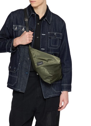 模特儿示范图 - 点击放大 - DISCORD YOHJI YAMAMOTO - Leather Trim Curve Crossbody Bag