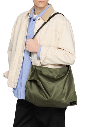 模特儿示范图 - 点击放大 - DISCORD YOHJI YAMAMOTO - 2-Tuck Leather Trim Crossbody Bag