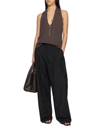 模特儿示范图 - 点击放大 - ST. AGNI - Deep V Open Back Halter Wool Knit Top