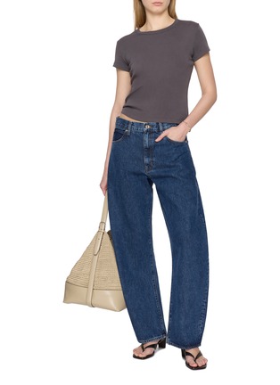 模特儿示范图 - 点击放大 - ST. AGNI - Crewneck Cropped Organic Cotton Baby T-Shirt