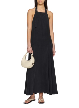 模特儿示范图 - 点击放大 - ST. AGNI - Adjustable Strap Open Back Apron Dress