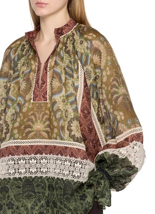  - INTO THE EAST - 壁纸印花蕾丝泡泡袖上衣