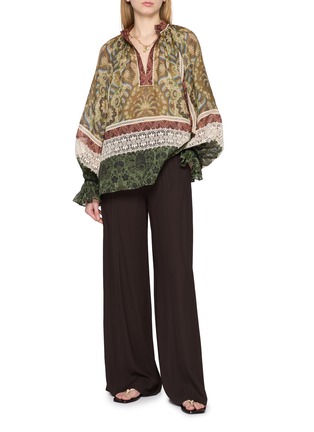 模特儿示范图 - 点击放大 - INTO THE EAST - 壁纸印花蕾丝泡泡袖上衣