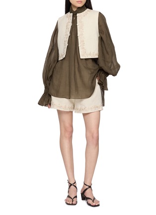 模特儿示范图 - 点击放大 - INTO THE EAST - 亚麻刺绣短款马甲