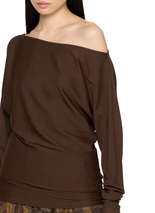  - INTO THE EAST - 斜肩垂褶长袖上衣