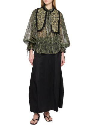 模特儿示范图 - 点击放大 - INTO THE EAST - 提花木耳领系带衬衫