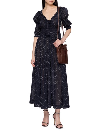 模特儿示范图 - 点击放大 - DÔEN - Ischia Smocked Puff Sleeve Cotton Dress