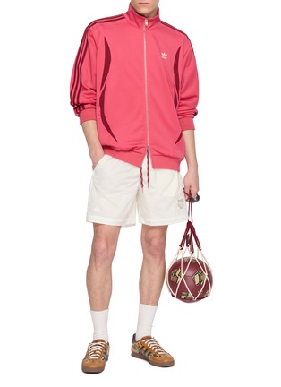 模特儿示范图 - 点击放大 - ADIDAS - Wales Bonner Logo Embroidered Football Shorts