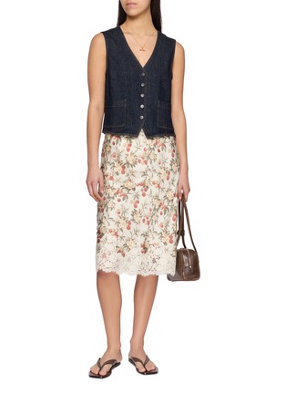 模特儿示范图 - 点击放大 - DÔEN - Elowette Floral Lace Hem Silk Satin Midi Skirt