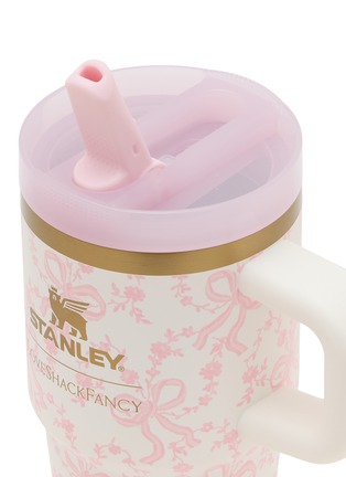 细节 –点击放大 - STANLEY - X LoveShackFancy The Quencher ProTour Flip Straw Tumbler 20oz — Coquette Bow Chantilly