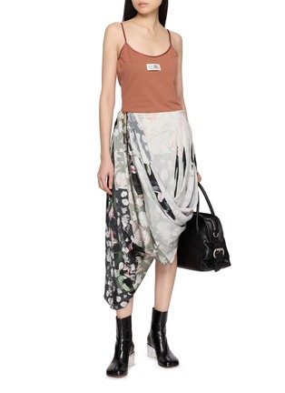 模特儿示范图 - 点击放大 - MAISON MARGIELA - Asymmetrical Draped Patchwork Silk Long Skirt