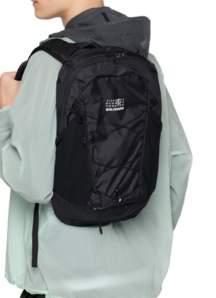 模特儿示范图 - 点击放大 - MM6 MAISON MARGIELA - X SALOMON XT-15 双肩背包