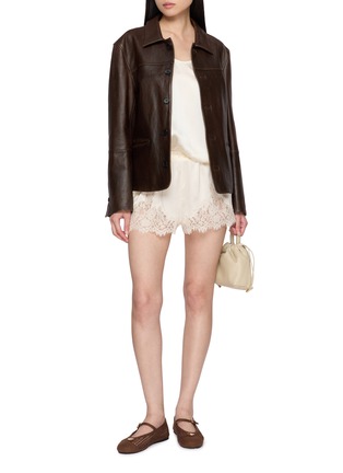 模特儿示范图 - 点击放大 - DÔEN - Iona Lace Trim Silk Satin Shorts