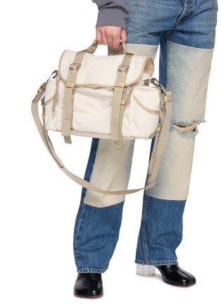 模特儿示范图 - 点击放大 - MAISON MARGIELA - Small High Tech Cotton Messenger Bag