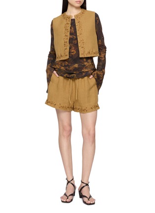 模特儿示范图 - 点击放大 - INTO THE EAST - 亚麻刺绣短款马甲