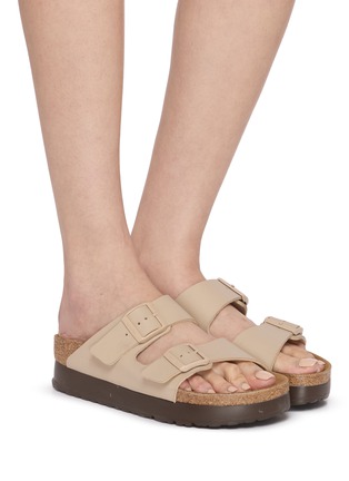 模特儿示范图 - 点击放大 - BIRKENSTOCK - Arizona Flex Platform Birko-Flor Sandals