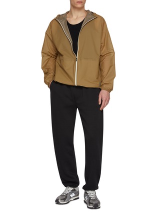 模特儿示范图 - 点击放大 - ON - All Day Hooded Waterproof Jacket