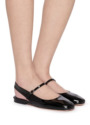 模特儿示范图 - 点击放大 - EQUIL - ESTONIA 漆皮玛丽珍平底鞋