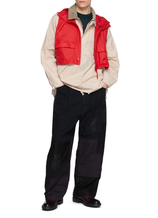 模特儿示范图 - 点击放大 - BARBOUR - X Kaptain Sunshine 层次拼接夹克