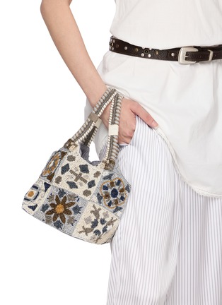 模特儿示范图 - 点击放大 - IMAYIN - Bromelia Beaded Cotton Bag