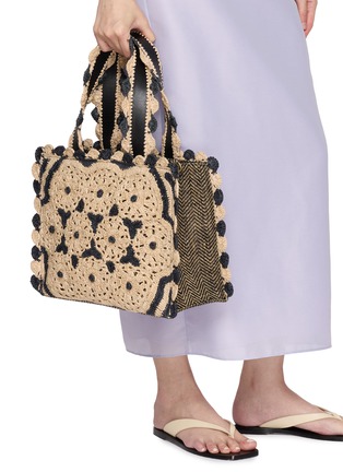 模特儿示范图 - 点击放大 - IMAYIN - Suluban Cotton Crochet Carryall Bag