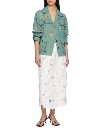 模特儿示范图 - 点击放大 - KARTIK RESEARCH - Safari Zardozi Embroidered Handwoven Cotton Jacket