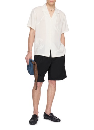 模特儿示范图 - 点击放大 - MAISON LABICHE - Crab Embroidered Open Collar Shirt