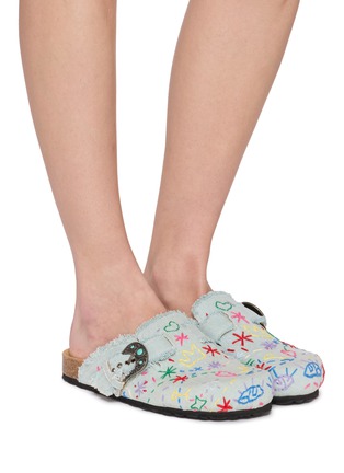 模特儿示范图 - 点击放大 - TAJI - SABOT 刺绣饰牛仔穆勒鞋