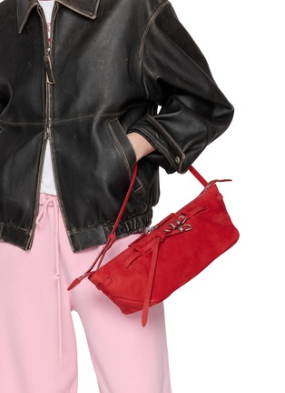 模特儿示范图 - 点击放大 - MARGESHERWOOD - Grandma Used Leather Sling Bag