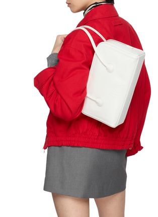 模特儿示范图 - 点击放大 - MARGESHERWOOD - Small Soft Boston Crinkle Leather Shoulder Bag