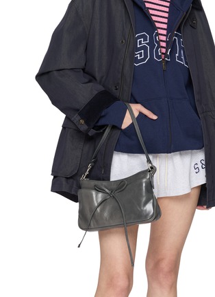 模特儿示范图 - 点击放大 - MARGESHERWOOD - Ribbon Pochette Leather Handbag