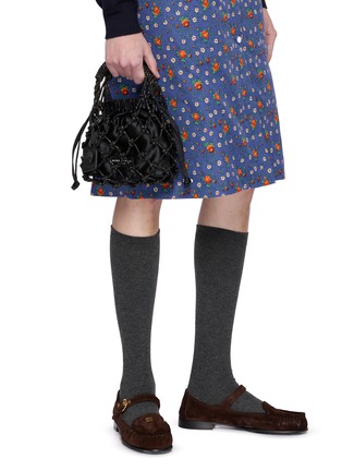 模特儿示范图 - 点击放大 - KURT GEIGER - Small Macrame Crystal Drawstring Bag