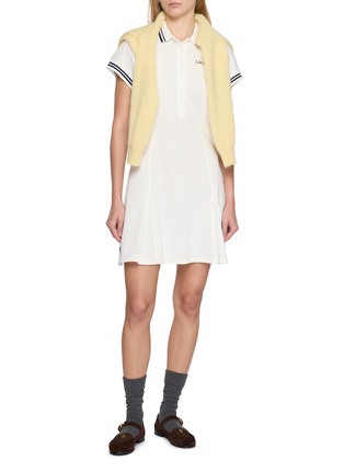 模特儿示范图 - 点击放大 - LACOSTE - X Roland Garros Logo Embroidered Contrast Trim Polo Collar Dress