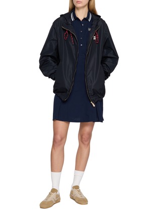 模特儿示范图 - 点击放大 - LACOSTE - X Roland Garros Logo Embroidered Contrast Trim Polo Collar Dress