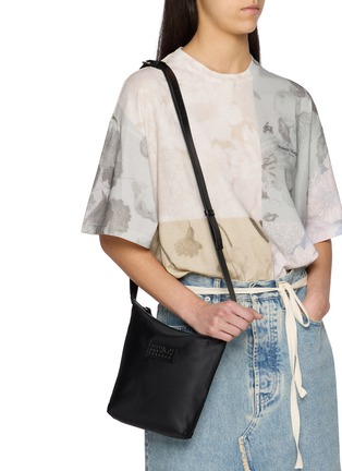 模特儿示范图 - 点击放大 - MM6 MAISON MARGIELA - Numeric Vertical Nylon Crossbody Bag