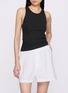 模特儿示范图 - 点击放大 - SKIMS - COTTON POPLIN 居家服背心短裤套装