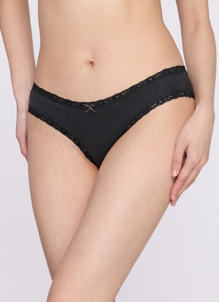 模特儿示范图 - 点击放大 - SKIMS - LIGHTWEIGHT COTTON 蕾丝饰三角内裤