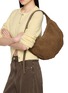 模特儿示范图 - 点击放大 - NOTHING WRITTEN - HT Suede Shoulder Bag