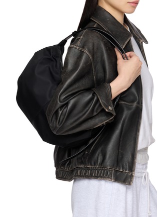 模特儿示范图 - 点击放大 - NOTHING WRITTEN - HT Suede Shoulder Bag